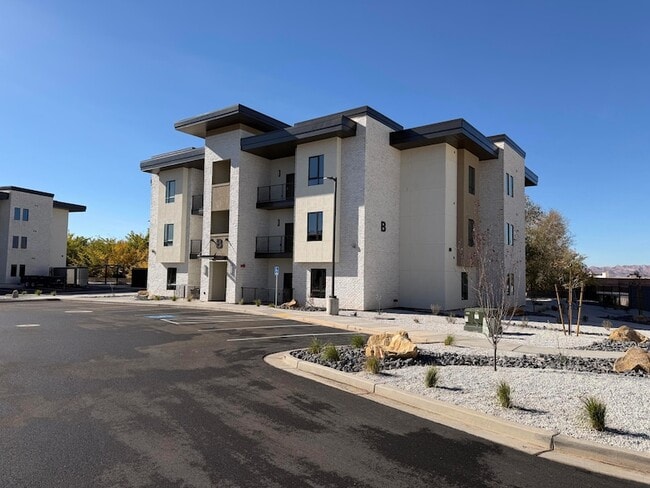 Primary Photo - 983 W State St