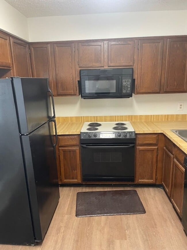 Building Photo - 1106 Brighton Dr