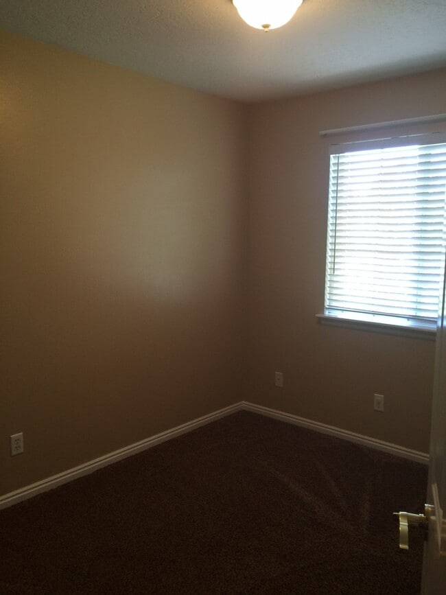 Building Photo - 3 Bedroom Townhome in Provo's Westside