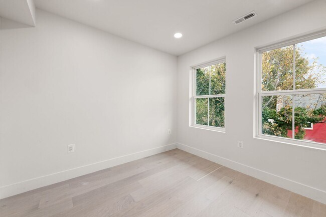 Building Photo - DC1026