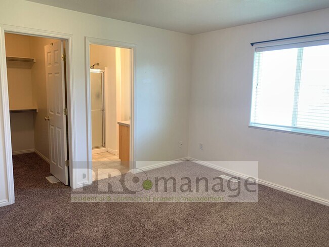Building Photo - 3 Bed / 2 Bath Townhome w/ 2 Car Garage  -...