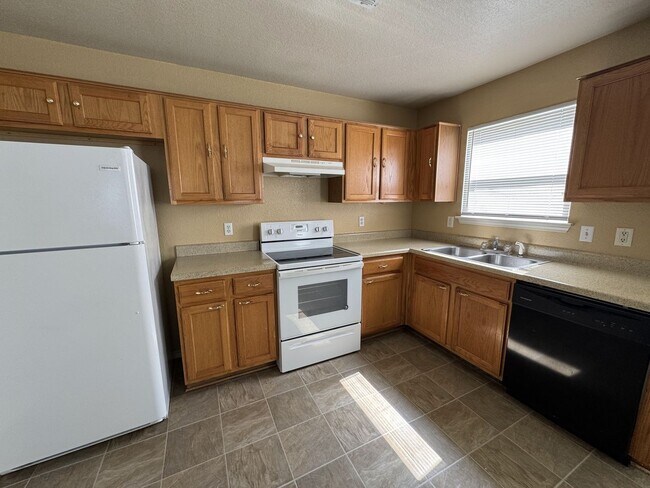 Building Photo - 1312 Saddle Dr