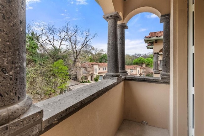 Building Photo - 1529 Barton Springs Rd