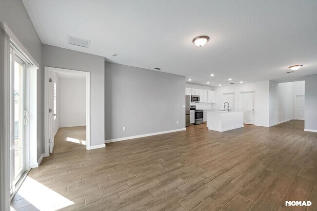 Building Photo - Spacious 5BR House in Fort Pierce, 5 minut...