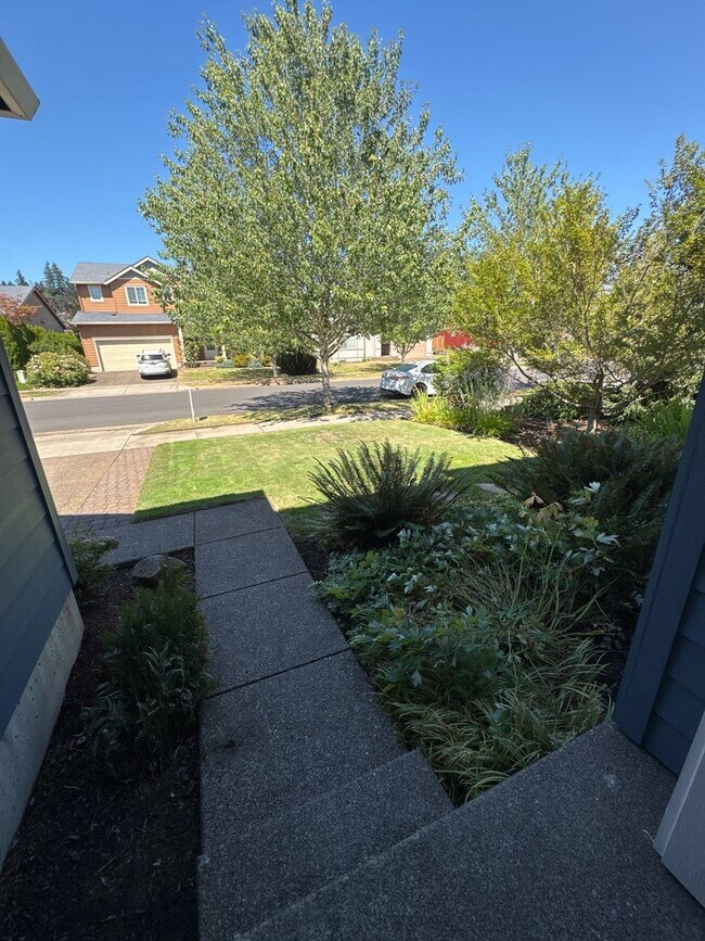 Building Photo - Beautiful 3 bedroom with bonus loft area i...