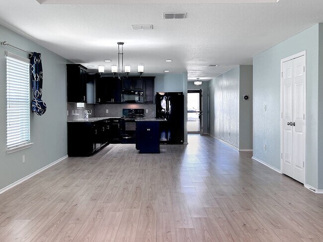 Building Photo - Far West Side 3BR Home with Study, Island Kitchen & Covered Patio