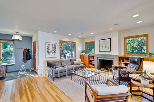 Building Photo - 360 Velarde St