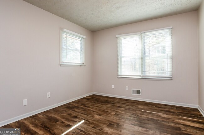 Building Photo - 537 Plainville Dr SW