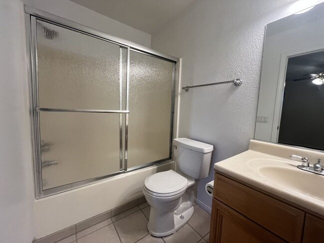 Building Photo - Spacious 3 bed 2 bath Condo on Telegraph C...