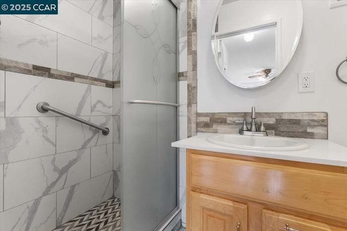 Building Photo - 987 Vía Bregani