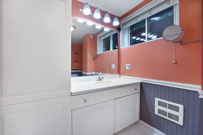 Building Photo - Vibrant Seattle Home