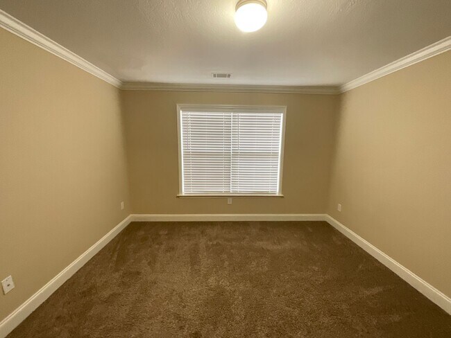 Building Photo - 852 Hamilton Ct