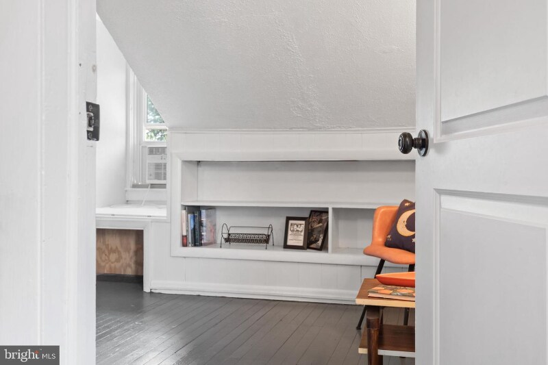 Building Photo - 153 E Ross St