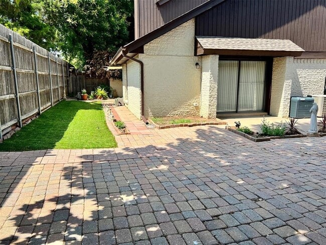 Building Photo - SUPER CUTE AREA