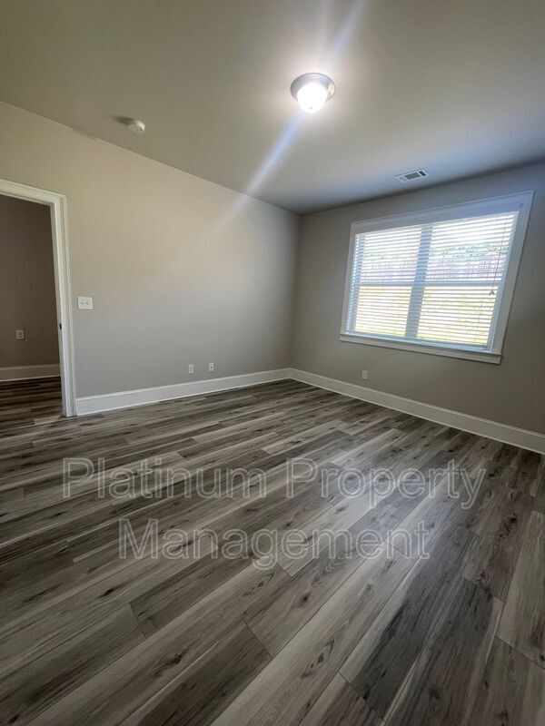 Building Photo - 5180 Mirror Lake Dr