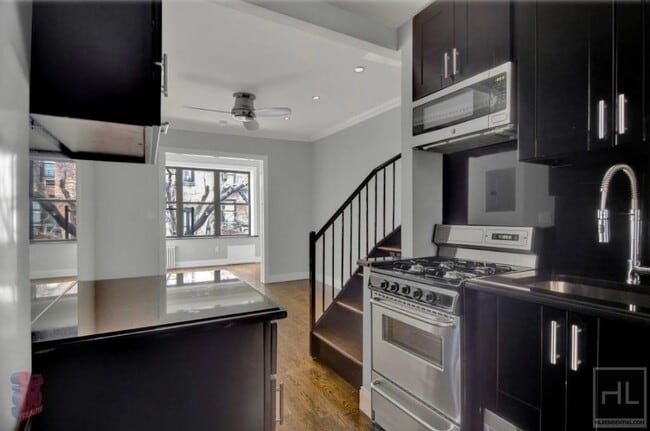 Building Photo - 145 E 26th St