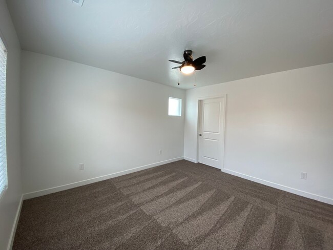 Building Photo - SPACIOUS TOWNHOME AVAILABLE FOR RENT