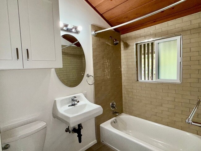 Building Photo - Carriage House