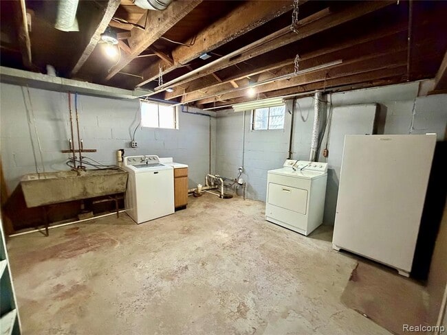 Building Photo - 413 Bridson St