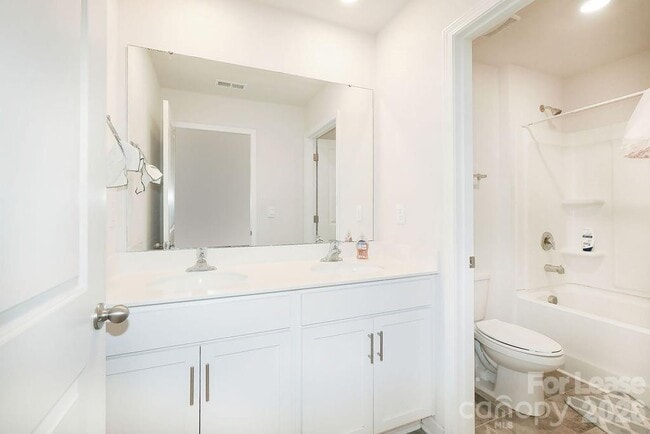 Building Photo - 8140 Clairwood Dr