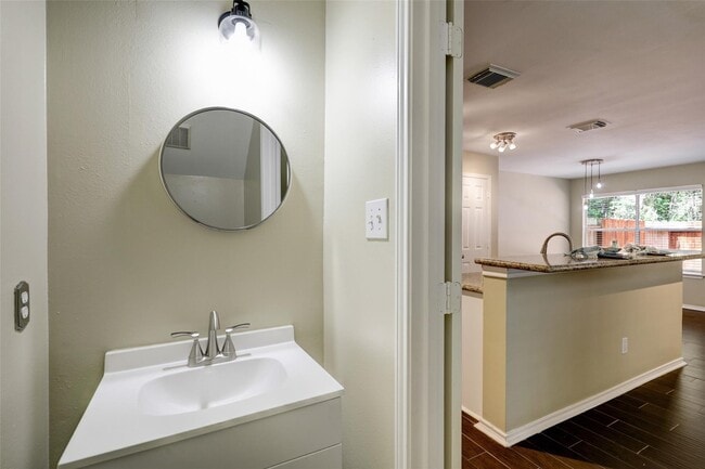 Building Photo - 117 N Villa Oaks Dr
