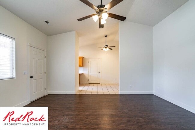 Building Photo - Spacious 3-Bed, 2-Bath Ivins Townhome – Do...