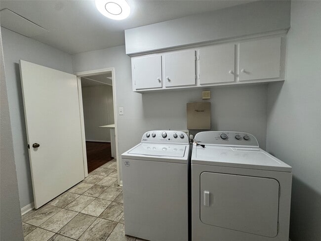 Building Photo - 122 Camellia St