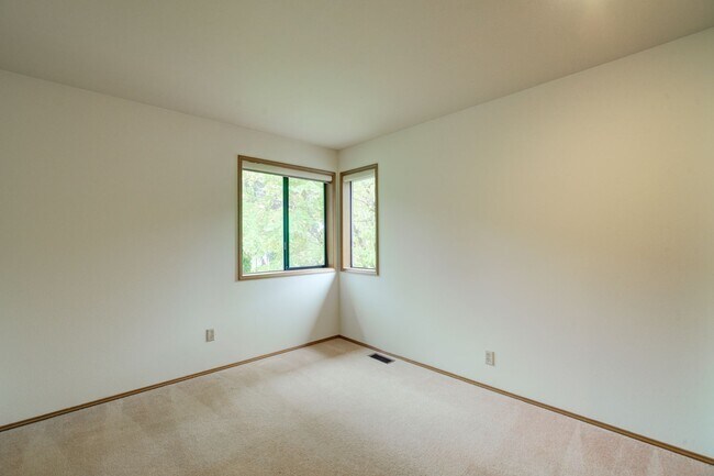 Building Photo - 5bd/3.5ba Bellevue Home