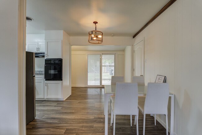 Building Photo - Charming Updated 3 Bedroom