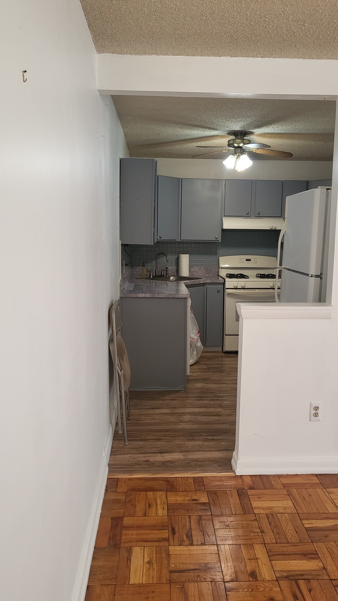 kitchen - 1030 E Lancaster Ave