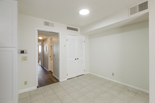 Building Photo - Spacious 2-Bedroom, 2.5-Bath Condo in Cano...