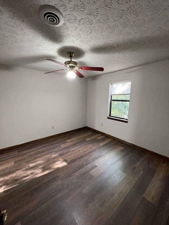 Building Photo - East Athens Duplex For Rent!