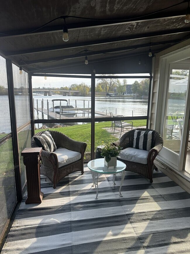 Building Photo - Lake Minnetonka Lakeshore!!