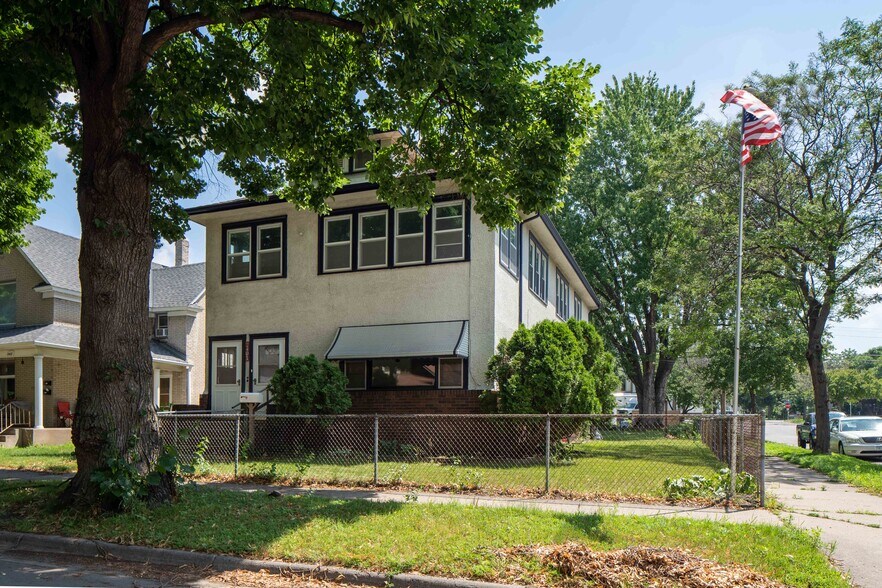 Front of property, huge fenced yards! - 2401 3rd st NE Apt 2