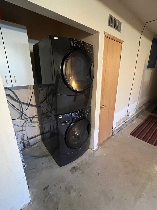 Building Photo - Tri-level 4 bedroom 3 bathroom Rincon Vall...