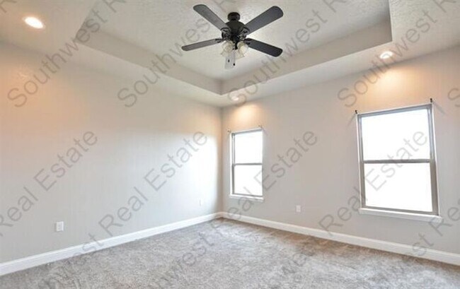 Building Photo - Spacious 3 bedroom, 2 bathroom home