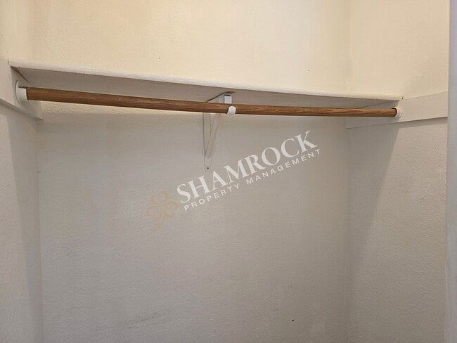 Building Photo - Cute 2 bedroom!