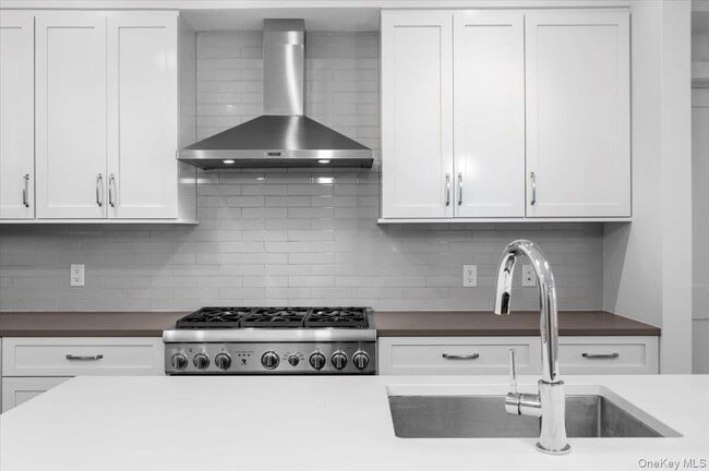 Building Photo - 422 E Boston Post Rd