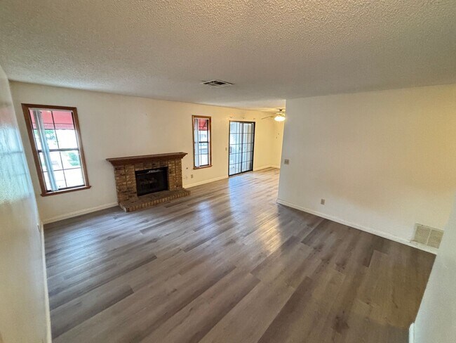 Building Photo - Gorgeous condo is a spacious 2Bed/2Bath un...