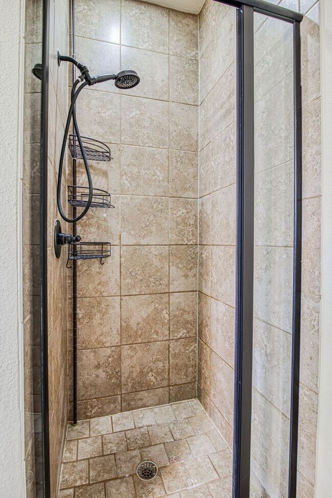 Building Photo - Beautiful East side House 3 bed-2.5 baths in front of Park