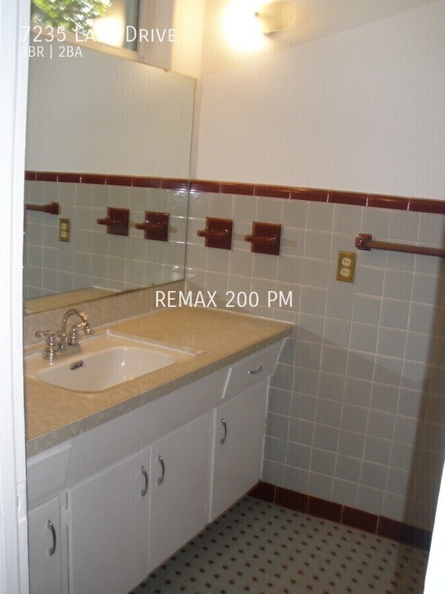 Building Photo - 7235 Lake Dr