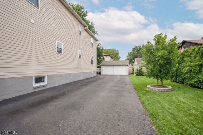 Building Photo - 620 McGillvray Pl