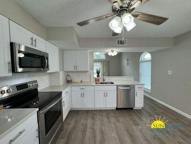 Building Photo - Beautiful 3 Bedroom Home in Fort Walton Be...