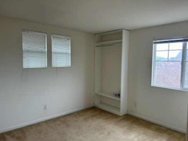Building Photo - Experience Modern Comfort in This Newer Sp...