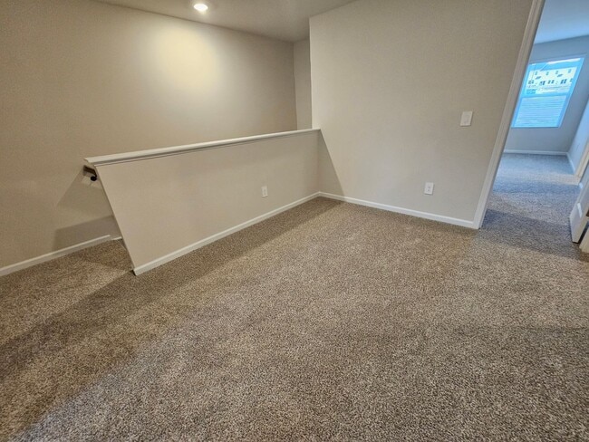 Building Photo - Like-New townhome in Concord