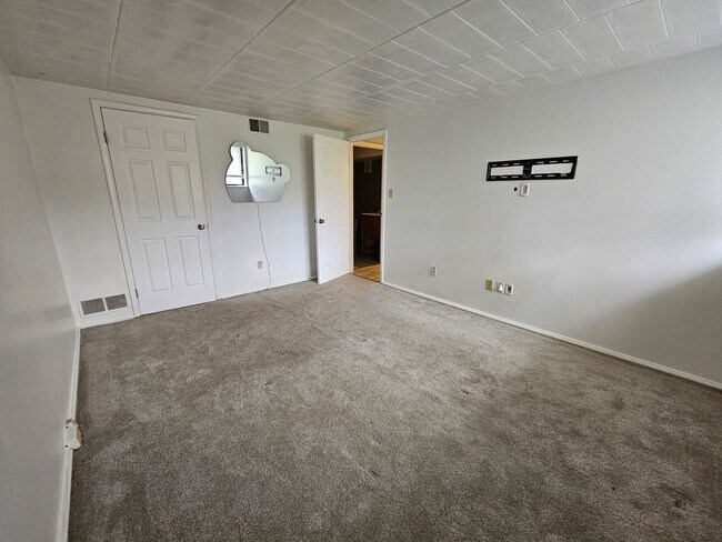 Building Photo - 323 Ridge Point Cir