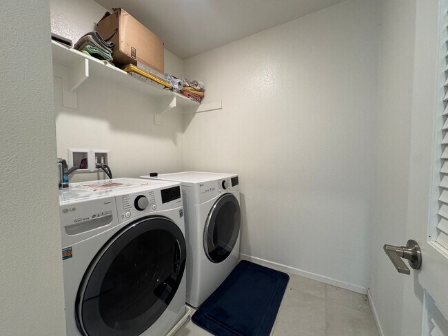 Building Photo - Gorgeous Citro Townhome for Rent