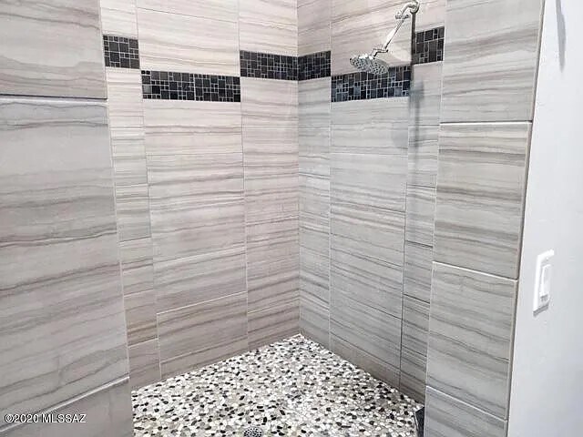 Large Primary Shower - 13117 N La Canada Dr