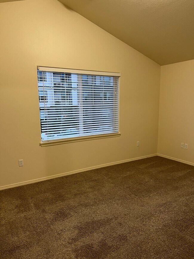 Building Photo - Great Location! 2 Bed 2 Bath Townhouse Style Condo! Open Concept! Laminate Floors Throughout Main!