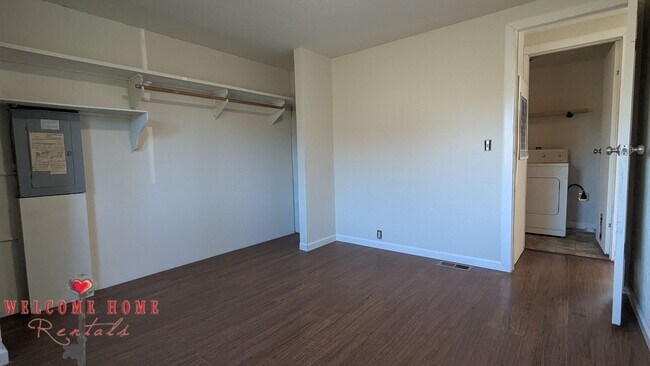 Building Photo - Huge fenced lot - bring your boat, trucks,...